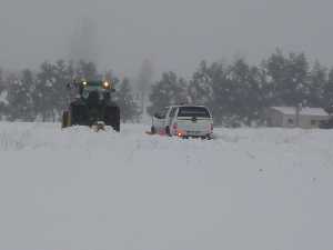 Un tractor aparta la nieve en el Campo de San Juan