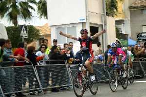 Rojas gana al sprint