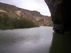 Vista del entorno desde el interior de la cueva