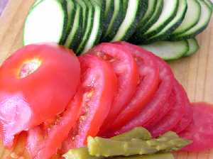 Cortes de tomate y calabac�n  