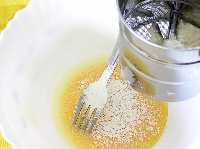 A�adiendo la harina y el huevo 