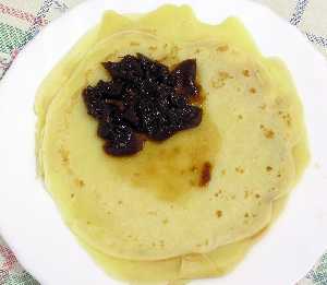 Rellenando con el arrope [Cr�pes de arrope y calabazate]