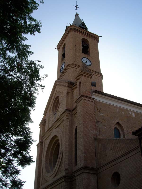 Campanario y fachada de Iglesia de Patio [San Benito]. 