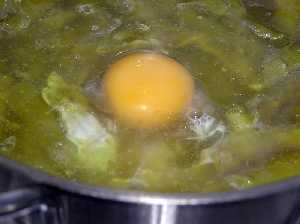 Huevos escalf�ndose 