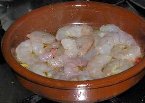 A�adiendo las gambas 