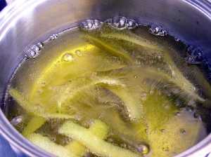 1. Calentando el aceite con corteza de lim�n 