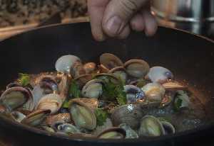 A�adiendo pimienta a una receta [Pimienta]