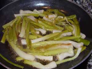 Ajos tiernos poch�ndose en el aceite