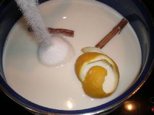 A�adiendo azucar al arroz