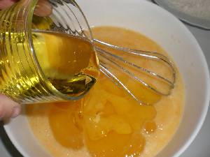 3.- A&ntilde;adiendo el aceite 