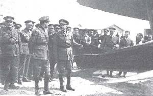 Alfonso XIII, en el aer�dromo de Los Alc�zares