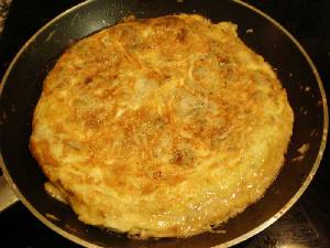 Terminando de cuajar la tortilla de berenjenas